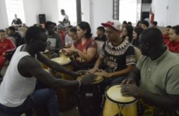 Aula de percussão promove intercâmbio Brasil-África