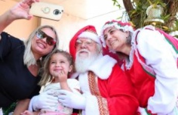 Papai e Mamãe Noel divertem criançada