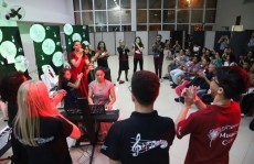 Alunos fazem apresentação com instrumentos musicais