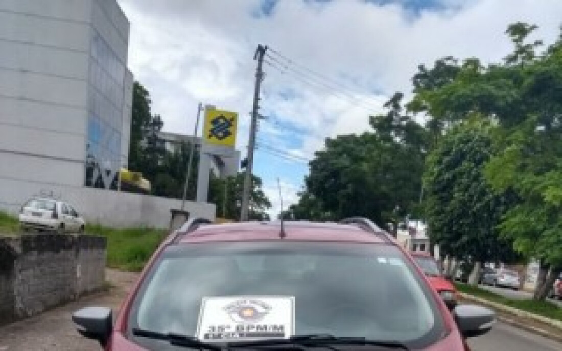 dois são detidos após roubar carro