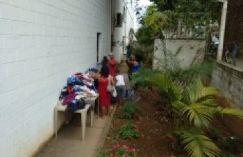Doações de alimentos e de roupas continua