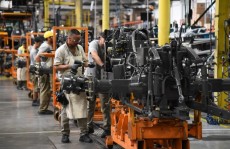 Com reação no emprego, indústria paga mais de 13º salário