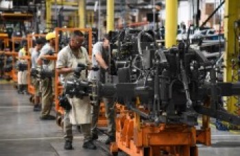 Com reação no emprego, indústria paga mais de 13º salário