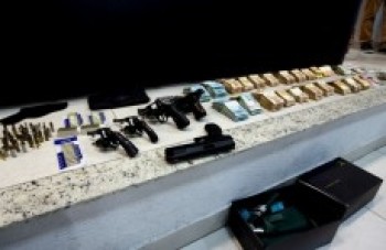 Armas e dinheiro são encontrados em casa