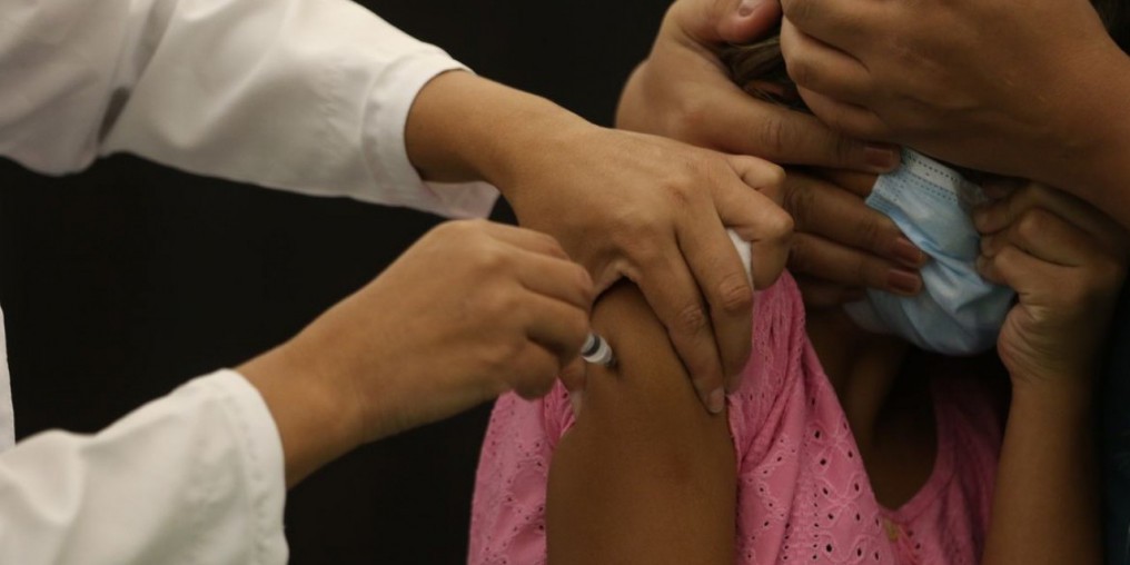 Lote de 754 mil doses da Coronavac vai reforçar vacinação de crianças