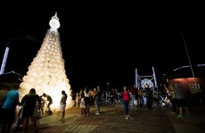 Cidade finaliza preparativos para acender as luzes de Natal