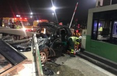 Jovens morrem ao bater na cabine do pedágio
