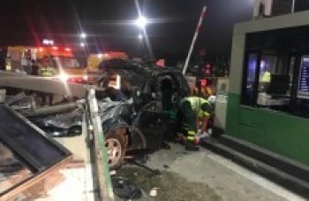 Jovens morrem ao bater na cabine do pedágio