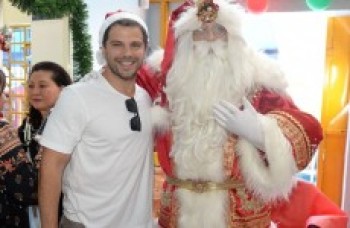 Duda Nagle doa brinquedos a creche