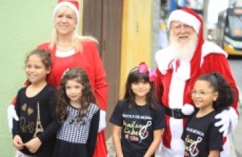 ACMC recebe Papai Noel com música
