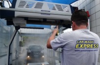 Empresários driblam crise com lava-rápido robotizado