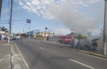 Veículo pega fogo e complica trânsito em Mogi