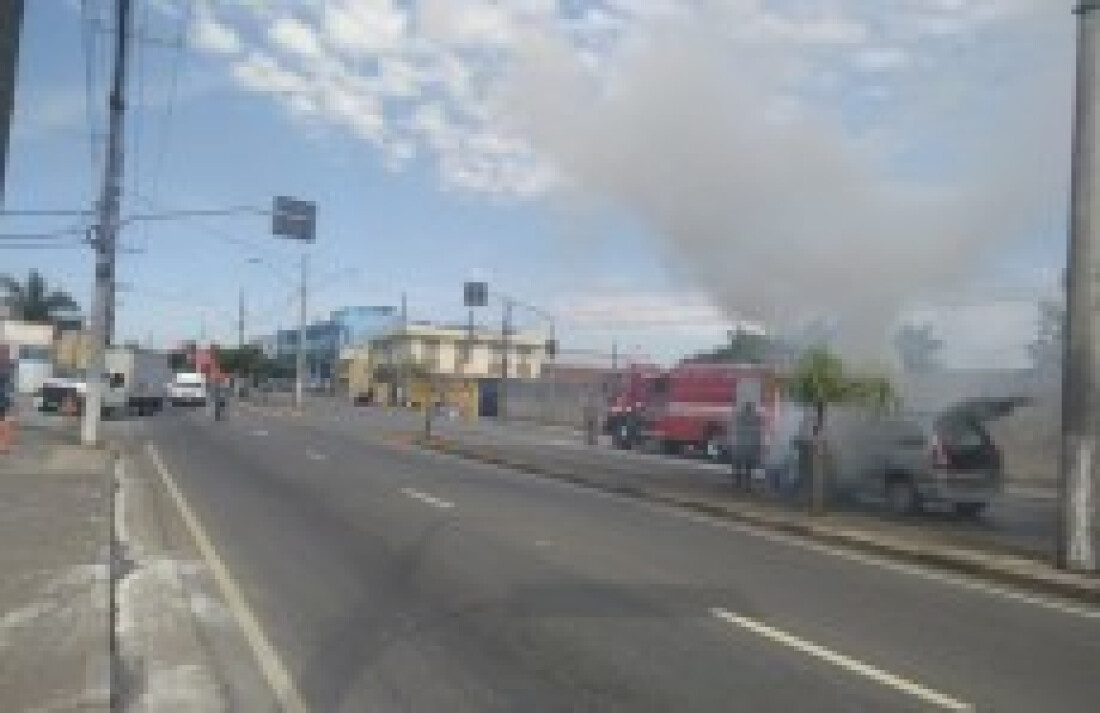Veículo pega fogo e complica trânsito em Mogi
