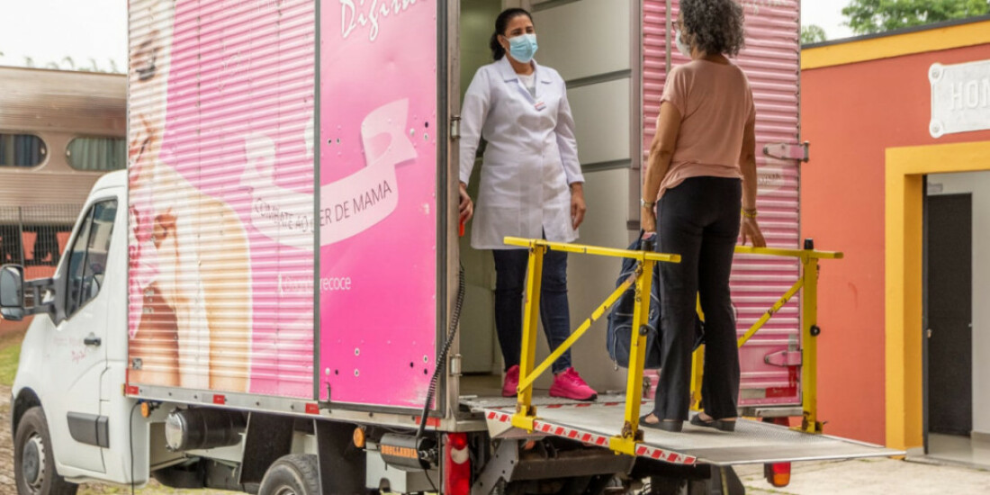 Guararema realiza exames na Carreta da Mamografia