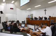 Câmara instaura comissão para investigar prefeita