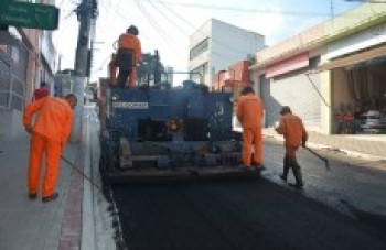 Avenida Castro de Carvalho começa a receber recapeamento