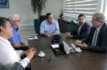 Prefeito debate investimento com representante europeu