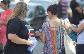 Grupo faz mobilização pelo fim da violência contra a mulher