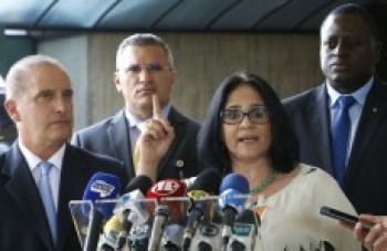 Bolsonaro confirma Damares Alves