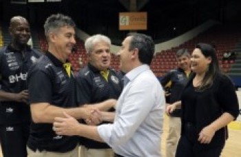 jogadores doam uniformes ao Fundo Social