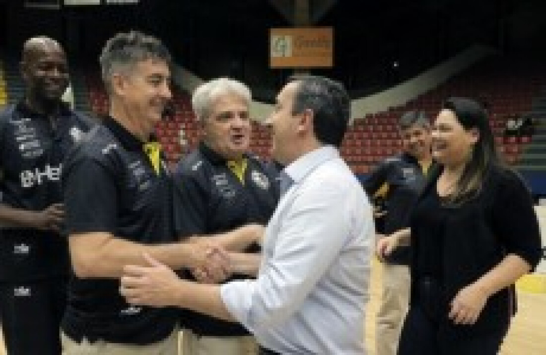 jogadores doam uniformes ao Fundo Social