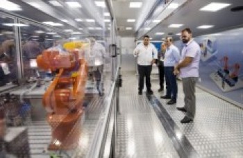 Prefeito vai a Braz Cubas ver tecnologia da Valtra