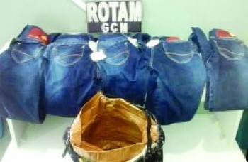 Mulher com bolsa revestida de papelão é detida com calças furtadas em Itaquá