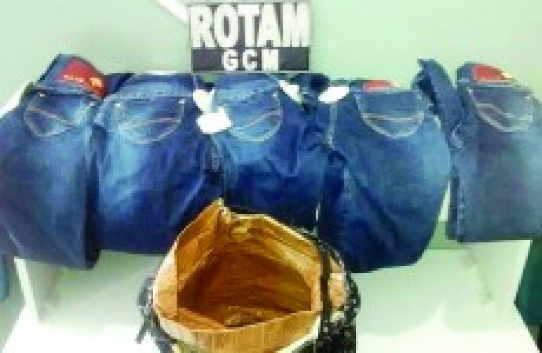 Mulher com bolsa revestida de papelão é detida com calças furtadas em Itaquá