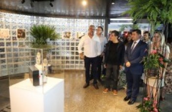 Ator Paulo Betti participa de roda de conversa durante inauguração