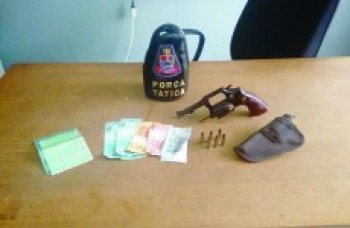 Homem é detido com arma e carro furtado