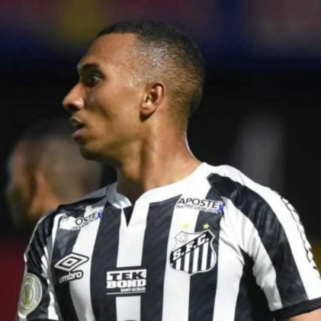 Atacante Lucas Braga renova contrato até 2026