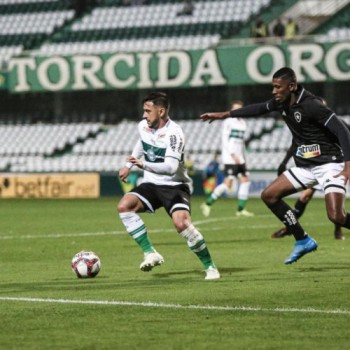 Com gol de Navarro, Botafogo vence Coritiba na Série B