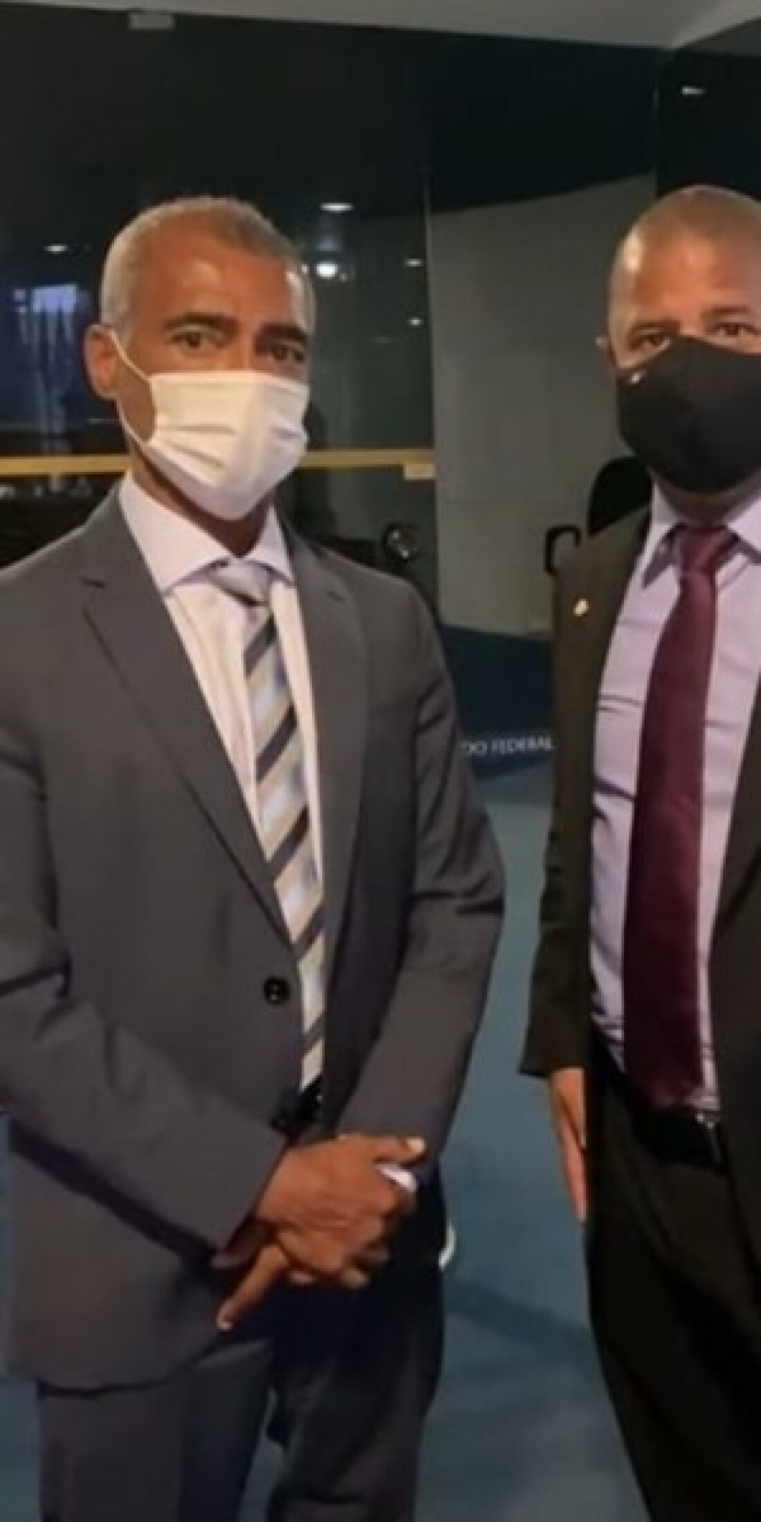 Marcelinho Carioca busca apoio com senador Romário