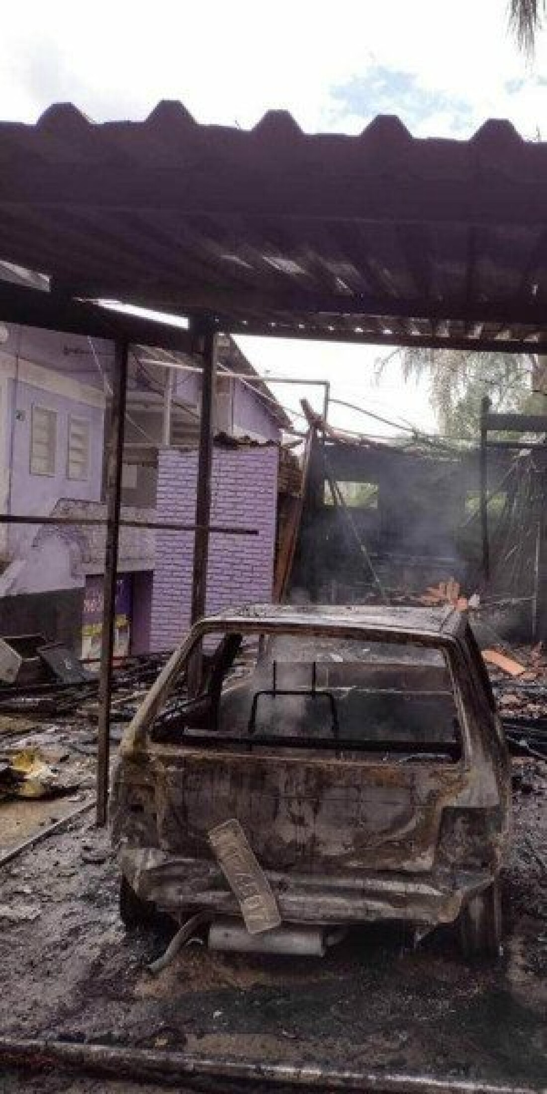Motel pega fogo após casal fazer ligação direta em veículo