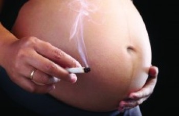 Cigarro diminui a fertilidade da mulher e as chances de engravidar