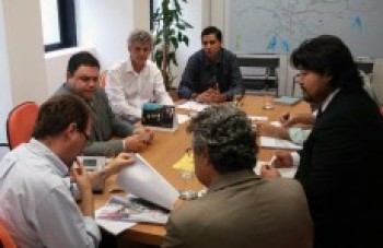 Ponto de táxi permanece perto de estação ferroviária