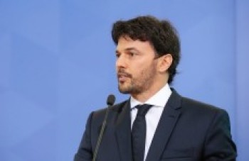 Fabio Faria entrega projeto ao planalto