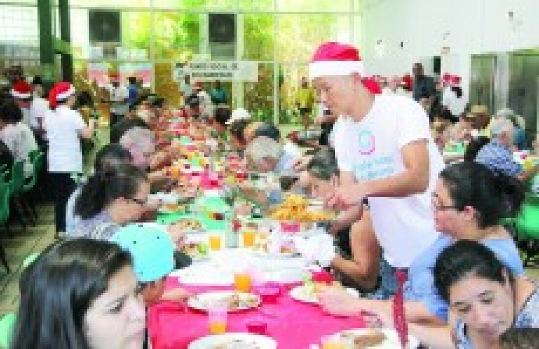 Almoço de Natal do Fundo Social de Suzano reúne várias pessoas