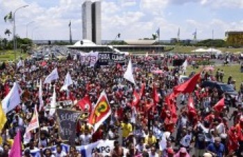 Movimentos sociais pedem a Dilma o fim do ajuste fiscal