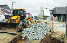 Prefeitura faz troca de solo em área que receberá baia