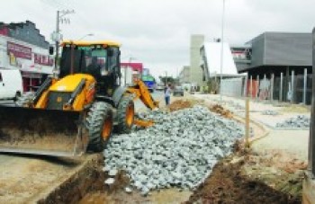 Prefeitura faz troca de solo em área que receberá baia