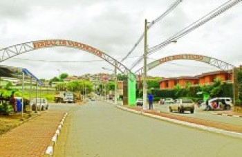 Área para construção do portal recebe limpeza