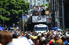 Cordão da Bola Preta arrasta multidão no centro do Rio
