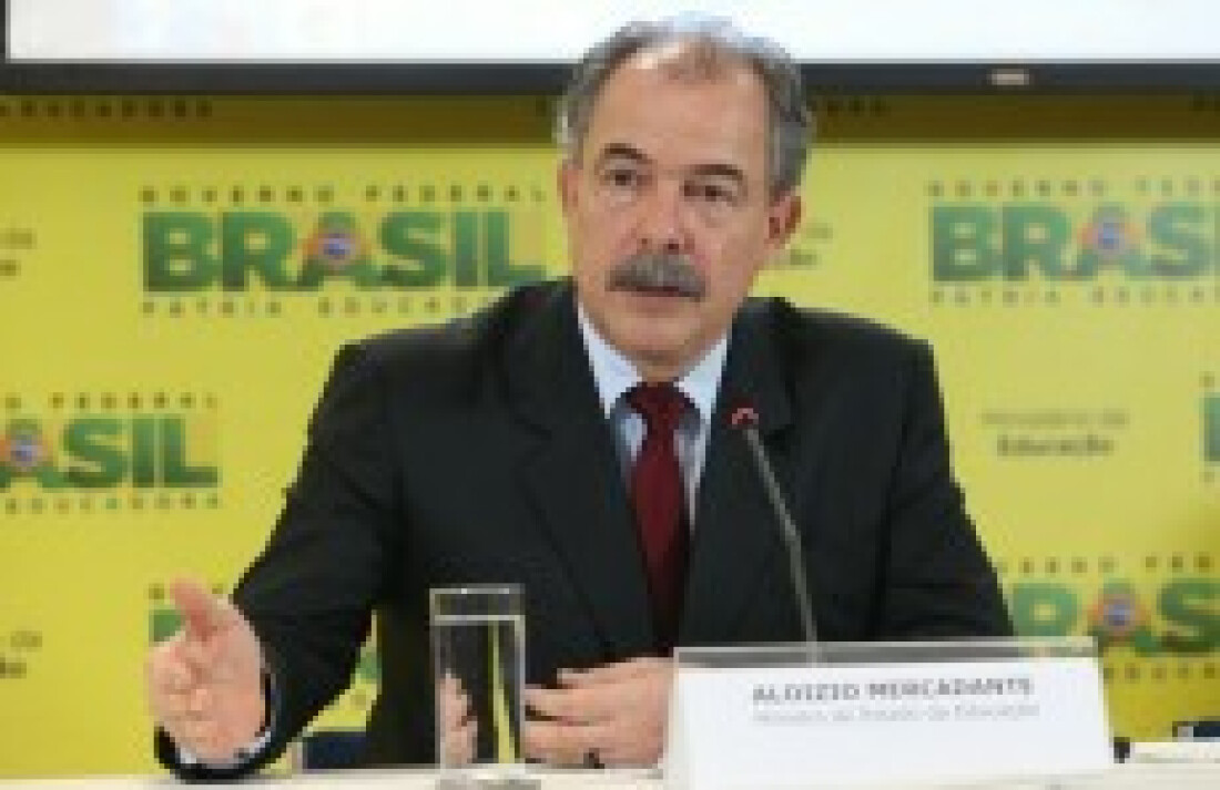 Ministro é acusado de tentar anulação