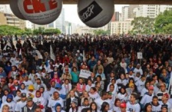 Professores do Estado aprovam greve geral