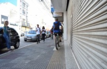 Prefeitura orienta fechamento de lojas