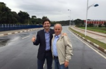 Prado e Larini vistoriam obra de avenida em Arujá