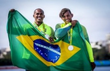 Isaquias bate recorde com três medalhas