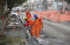 Trecho de terra começa a receber guias e sarjetas