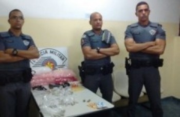 PM apreende armas e entorpecentes